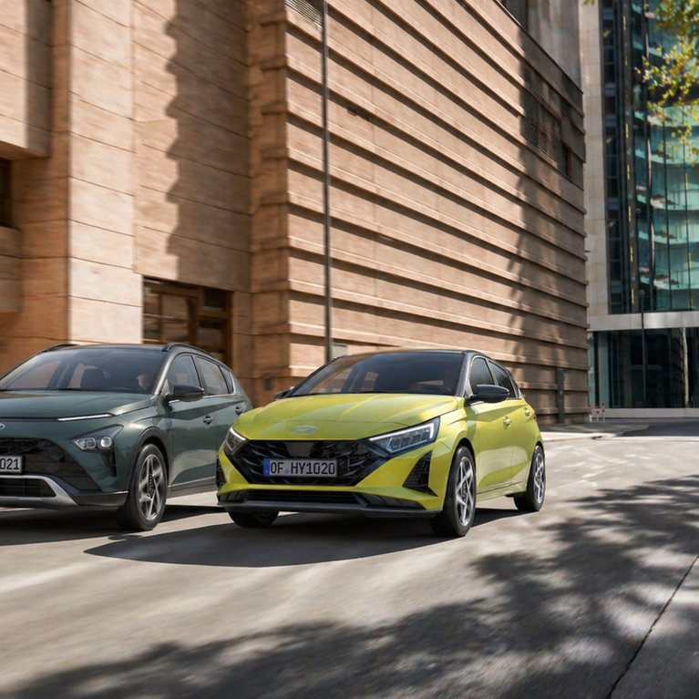 Hyundai i20 und Hyundai BAYON auf urbaner Straße – attraktive Abverkaufsangebote bei Hyundai Zondler entdecken.